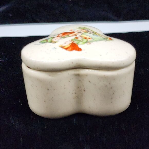 Vintage Spade Shaped Trinket Box With Cute Danish Kids VTG Enesco 3" - Picture 4 of 6